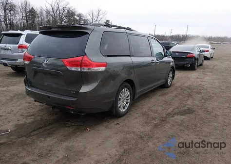 2014 Toyota Sienna Xle V6 8 Passenger z USA, uszkodzony, nr VIN 5TDYK3DC9ES420735